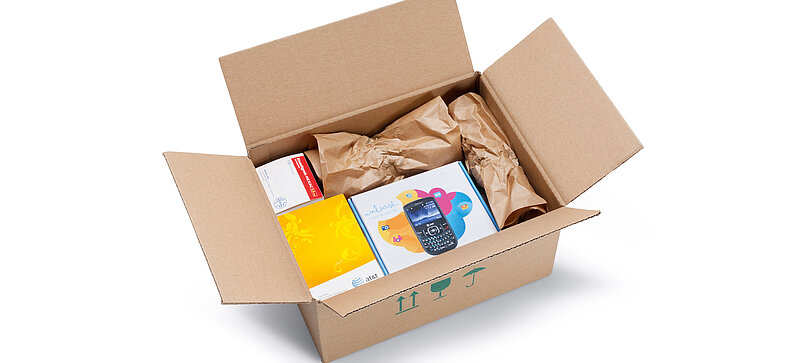 Ein Karton mit einer Handyverpackung und braunen Papierpolstern