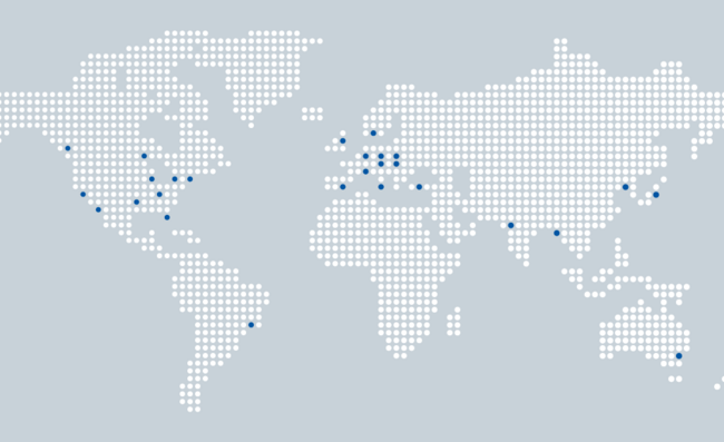 Eine Weltkarte, die aus weißen Punkten besteht. Länder mit Storopack Standorten sind mit blauen Punkten gekennzeichnet. 