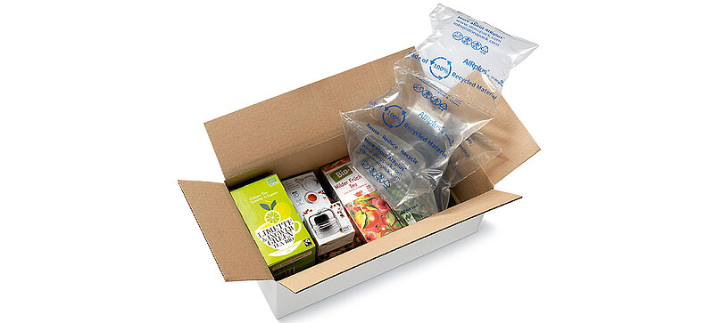 Ein Karton mit Tee-Packungen und Luftpolsterfolie